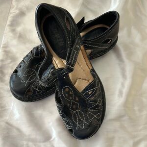 Earth Black Espadrilles with Intricate Stitching